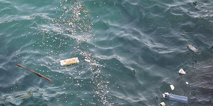 Photo du plastic dans la mer